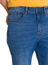 Pantalón de jean azul con corte clásico y acabado stretch, confeccionado en mezcla de algodón y poliéster con spandex para mayor flexibilidad. Cuenta con diseño de cinco bolsillos y costuras reforzadas.