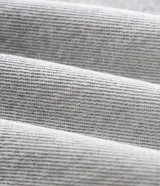 Pantalón de jean color gris claro con efecto desteñido, de corte muy ancho y holgado estilo baggy, tiro medio y bolsillos funcionales.