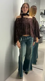 Top tipo capa de tul color chocolate con estampado floral aterciopelado, diseño off-shoulder y lazo integrado al cuello.