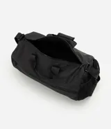 Bolso deportivo cilíndrico de poliéster color negro, con amplio espacio interior, cierre superior con cremallera, asas de mano reforzadas, asa transversal regulable y desmontable, bolsillo frontal con cremallera y bolsillo lateral de malla.