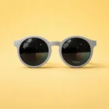 Lentes de sol con armazón redondo de color gris claro y cristales oscuros con protección UV400.