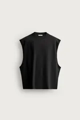 Camiseta tank de hombre con efecto lavado, corte relaxed fit, cuello redondo y sisas amplias.