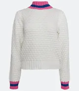 Suéter de punto blanco con cuello alto y puños acanalados con rayas horizontales rosas y azules.