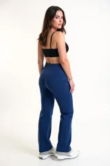 Calza larga deportiva color azul marino, de tiro alto y corte recto. Confeccionada en algodón y lycra opaca, presenta una faja doble tela sin elástico superior para mayor sujeción.