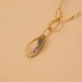 Collar de oro 9k con cadena tipo rolo y dije colgante compuesto por eslabones alargados y una pieza central en forma de gota.