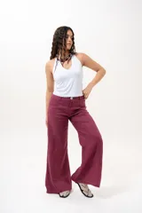 Pantalón de lino color magenta, de corte wide leg, tiro alto y diseño fluido.
