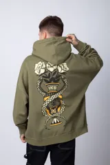Buzo tipo canguro de corte oversize, color blanco, con capucha y cordones ajustables. Presenta un pequeño estampado de una rosa roja en el pecho y un bolsillo frontal tipo canguro.
