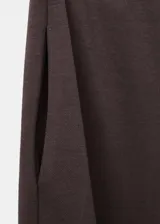 Pantalón largo de tiro medio en color marrón, confeccionado en mezcla de algodón, con cintura elástica, diseño recto y dos bolsillos laterales.
