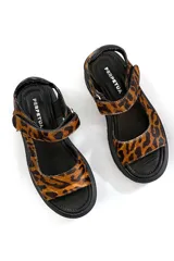 Sandalia con estampado animal print, capellada, forro y plantilla 100% cuero. Ajuste con velcro y taco de 4,5 cm.