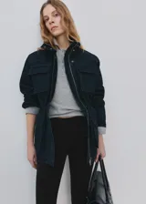 Pantalón capri negro de punto elástico, con ajuste ceñido al cuerpo y largo por debajo de las rodillas.