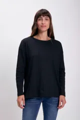 Remera negra de manga larga con cuello redondo y corte holgado.
