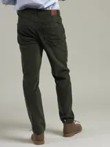 Pantalón de pana azul con corte recto, tiro medio y bolsillos delanteros y traseros.