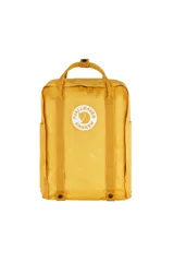 Mochila Fjällräven Kånken color amarillo ocre, con logo reflectivo redondo en el frente.