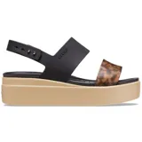 Sandalias de plataforma Crocs modelo Brooklyn Tort Low, con tiras negras y tira delantera con estampado animal print tipo leopardo. Cuenta con tira ajustable en el talón.
