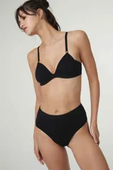 Bombacha tiro alto color negro, con fundillo de algodón.