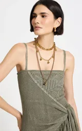 Mono largo strapless de tejido de punto con lurex color verde militar, con diseño translúcido y detalle de lazo cruzado en la cintura.