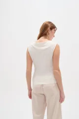 Top negro de viscosa sin mangas, ajustado al cuerpo y con elegante cuello buche.