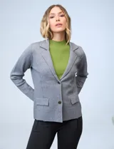 Cardigan tejido color borgoña, marca Elle. Con cuello con solapa, abertura central con botones y bolsillos simulados en la parte delantera.