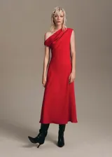 Vestido midi de corte evasé en color rojo, con diseño asimétrico de un solo hombro y detalle de fruncido. Cuenta con cierre de cremallera lateral y forro interior.