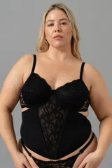 Corset largo negro con copa, confeccionado en lycra y puntilla. Tiene ballenas en la parte delantera y ganchos reforzados en la espalda.