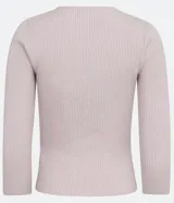 Blusa de punto color lila claro, ajustada al cuerpo, con escote cruzado en V y mangas tres cuartos.