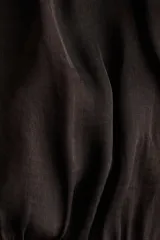 Blusa corta marrón con mangas globo, cuello con volados y escote en V con cordones ajustables.