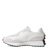 Championes urbanos New Balance modelo 327, con diseño inspirado en el running de los años 70. Presentan una combinación de paneles de gamuza en tono beige claro y malla blanca, con el logo 'N' sobredimensionado en color negro en el lateral. Incluyen una entresuela de espuma blanca y una suela exterior de goma negra con patrón tipo trail que se extiende hacia el talón.