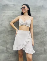 Top con estampado animal print de leopardo, con tirantes finos que se atan en el cuello y la espalda.