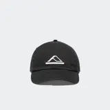 Gorro de estilo dad hat, color azul oscuro con efecto desgastado, confeccionado en tela de algodón. Presenta un bordado frontal minimalista que simula un paisaje montañoso.