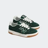 Championes Vans Upland color verde oscuro con detalles en blanco y suela marrón.