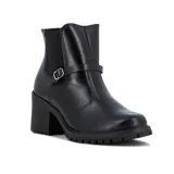 Bota de caña media confeccionada en cuero negro, con elástico lateral, tira decorativa con hebilla metálica y taco cuadrado con suela track.