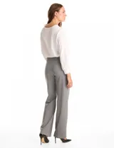 Pantalón de vestir marca Tahari, corte wide leg con tiro alto y cintura elástica. Confeccionado en tejido elastizado de textura lisa.