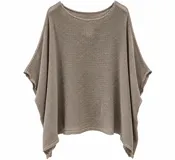 Poncho de tejido de punto abierto y ligero, color visón, con cuello redondo y diseño holgado de mangas amplias.