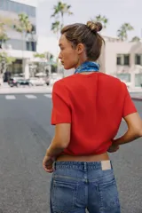 Jersey de punto de algodón con cuello redondo, manga corta y terminaciones en rib.