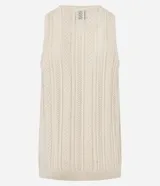 Musculosa masculina color blanco hueso, con cuello redondo y diseño texturizado de efecto ganchillo.