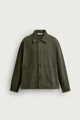Sobrecamisa relaxed fit de algodón color verde militar, con cuello solapa, manga larga con puño abotonado, bolsillos frontales de plastrón y efecto lavado.