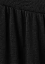 Pantalón balloon negro de punto fino y elástico, de diseño largo con cintura ajustable con goma y bajo con goma elástica.