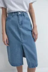 Falda midi de jean celeste con abertura frontal.