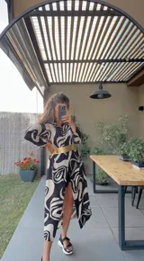 Camisola estampada en fibrana, con cuello camisero, cierre frontal con botones y mangas largas.