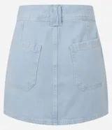 Minifalda de jean celeste con trabillas largas en la cintura, cierre con botones dobles y bolsillos tipo carpintero.