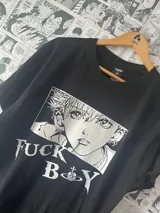 Remera negra con estampado de estilo manga con el personaje Shin Okasaki del anime Nana y la frase "F*ck Boy".