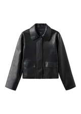 Chaqueta de cuero sintético color negro, con cuello camisero, cierre frontal oculto y mangas largas con puños rectos.