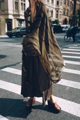 Pañuelo de modal y seda con estampado de tigre en tonos verde oliva y marrón oscuro. Presenta bordes deshilachados.