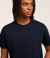 Remera básica de corte regular para hombre, color verde militar, con mangas cortas y cuello redondo.