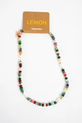 Collar corto de cuentas multicolores con piedras naturales y perlas cultivadas, intercaladas con pequeñas cuentas doradas y cadena de alargue con cierre de mosquetón.