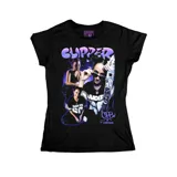 Remera negra de corte entallado con estampa frontal estilo collage que incluye texto en tipografía graffiti y fotografías de una modelo.