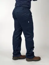 Pantalón de trabajo azul marino con bolsillos laterales y traseros.