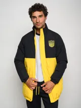 Parka negra con detalles en amarillo y escudo del Club Atlético Peñarol en el pecho.