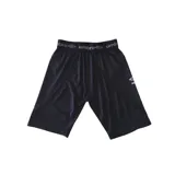 Bermuda deportiva negra de lycra con cintura elástica con logo de Umbro repetido.