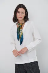 Blusa azul marino de corte recto y holgado, con escote en V y mangas largas. Presenta detalles de costuras a la vista en color blanco en el escote, puños y ruedo.